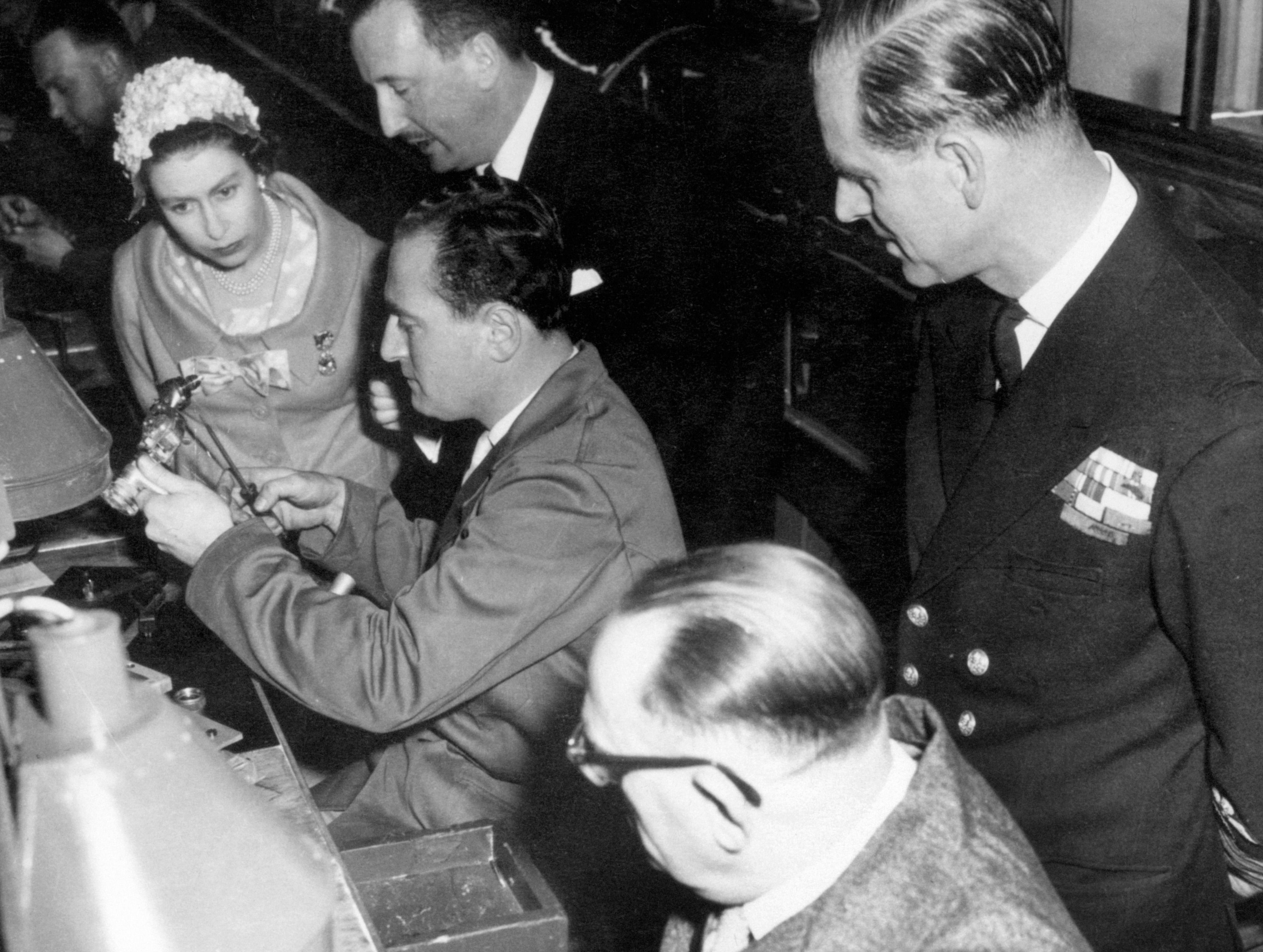 Koningin Elizabeth bezocht in 1958 diamantslijperij Asscher waar in 1908 de Cullinan diamant was geslepen, de grote stenen in haar broche horen daarbij Kennisbank Zilver.nl